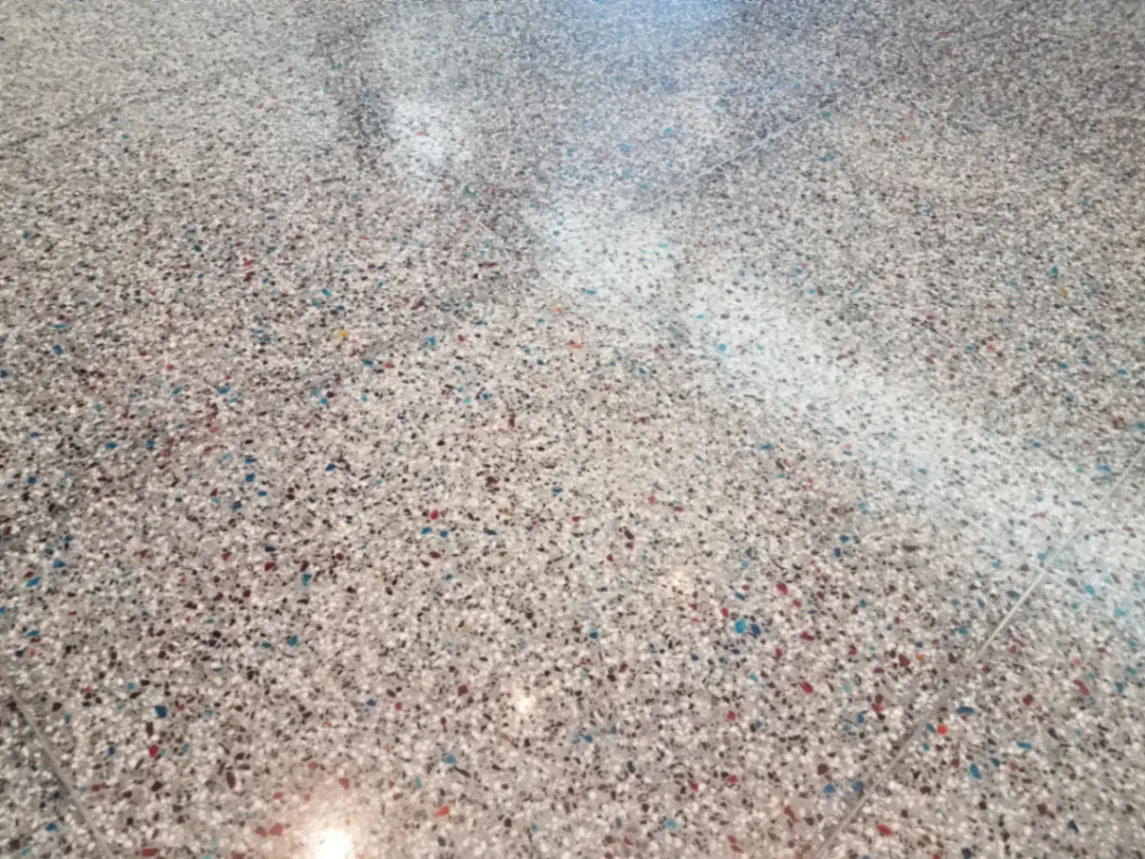 Multi-color quartz broadcast floor